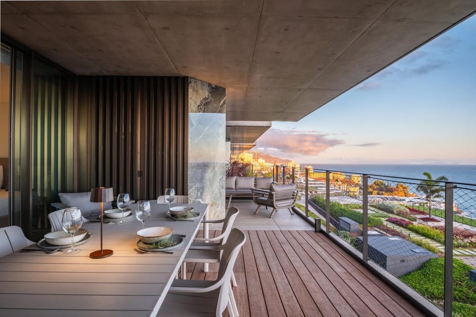 View (from property/room), Balcony/Terrace, Seating area, Dining area, Sea view