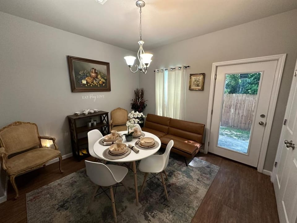 Modern 2BR Townhouse Near SGMC, VSU & Moody AF Apartment in Valdosta