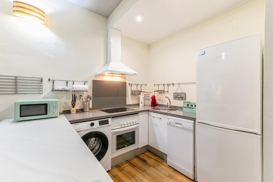 Coffee/tea facilities, Kitchen or kitchenette, microwave, oven, stove, washing machine