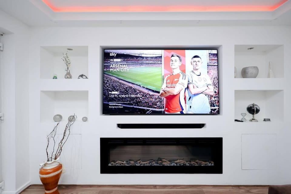 Communal lounge/ TV room, TV and multimedia, fireplace