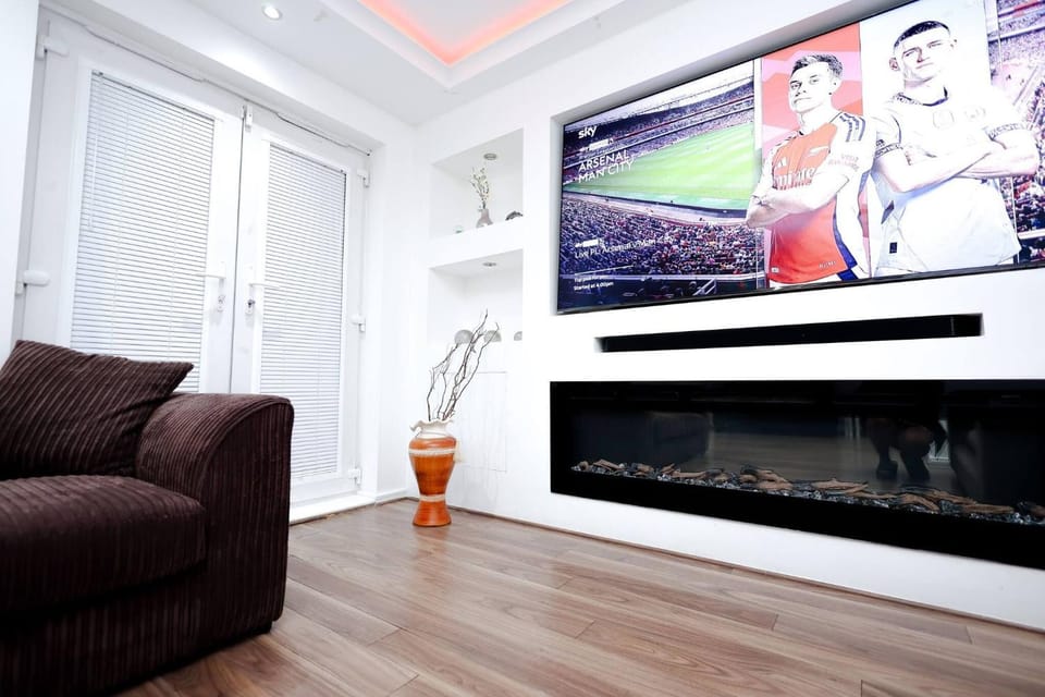 Cozy Place in Salford, Sleeps 8, 4 Bedroom, 5 Beds House in Salford