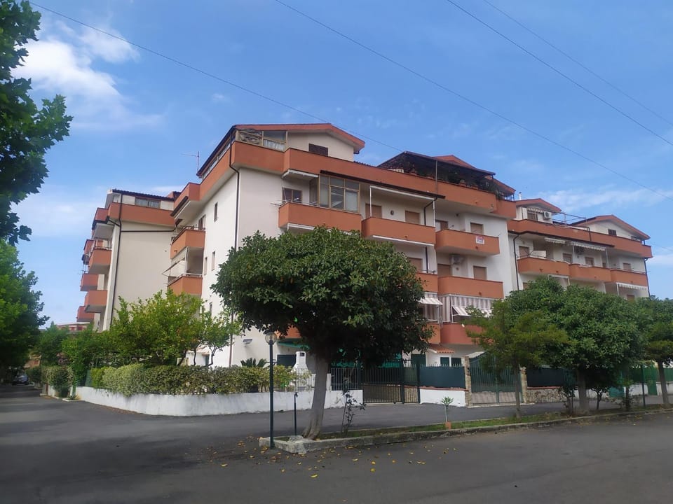 Property building, Neighbourhood, Garden, Garden view, Quiet street view, Parking