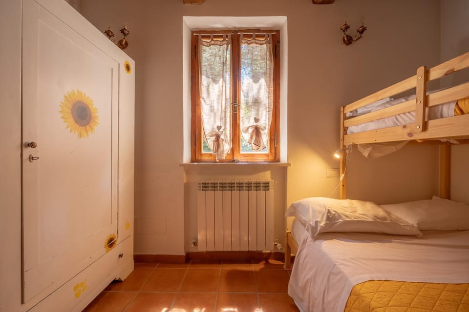 Bed, Photo of the whole room, Bedroom, internet, wardrobe