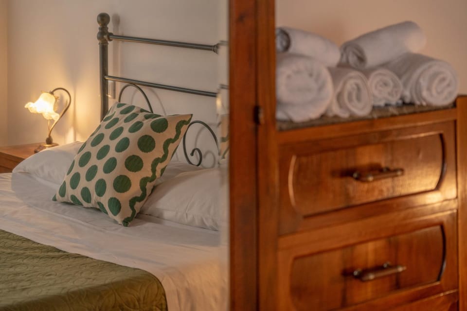 Bed, Photo of the whole room, Decorative detail, Bedroom, internet