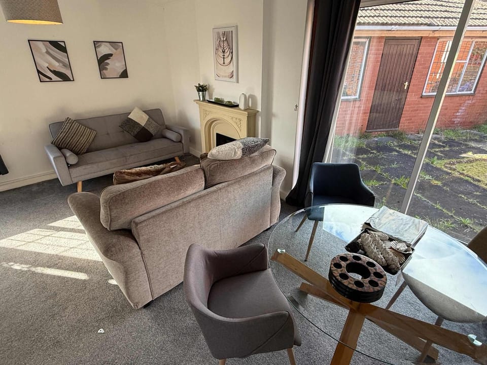 Large 4 Bed with Parking House in Rugby