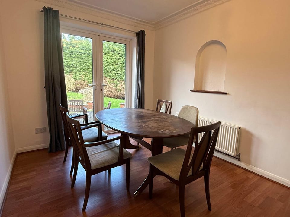Large 4 Bed with Parking House in Rugby