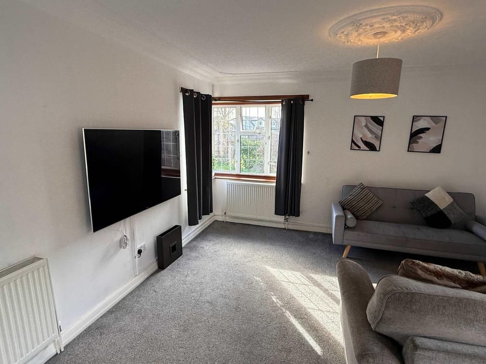 Large 4 Bed with Parking House in Rugby