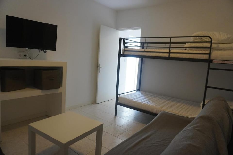 Le Rouget du Port, Sea Terrace and Air Conditioning Apartment in Port-la-Nouvelle