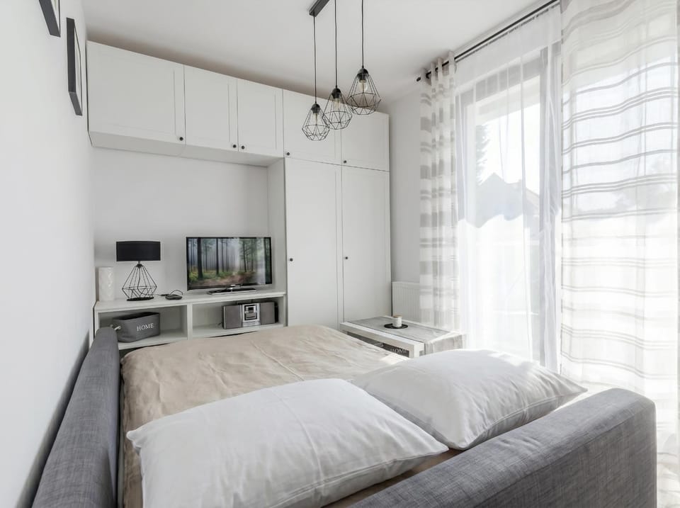 Communal lounge/ TV room, Bed, TV and multimedia, Photo of the whole room, Evening entertainment, Bedroom, wardrobe
