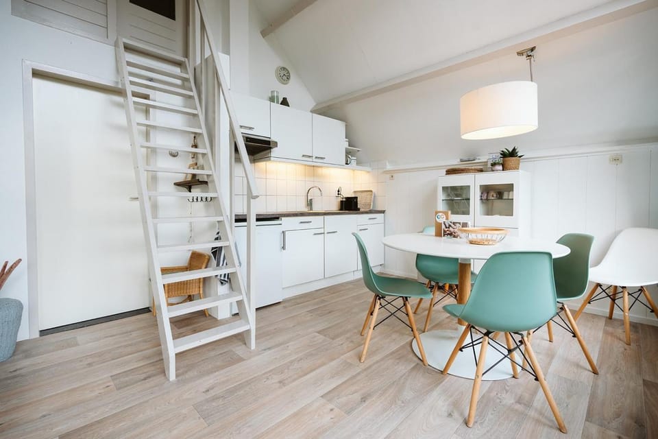 Kitchen or kitchenette, Dining area, stove