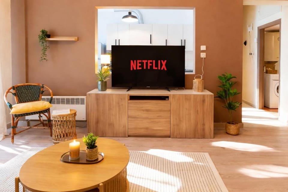 TV and multimedia, Living room, Evening entertainment
