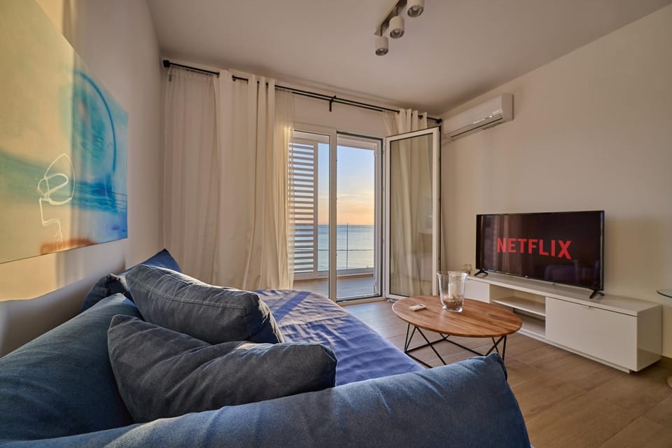 Communal lounge/ TV room, TV and multimedia, Living room, Seating area, Evening entertainment, air conditioner
