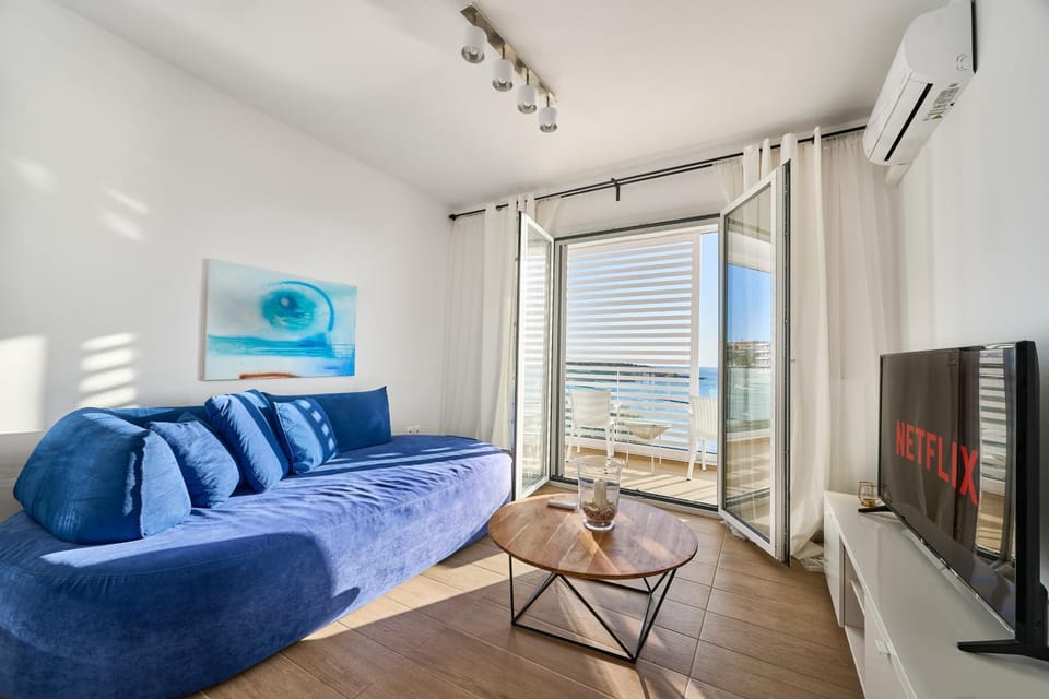Communal lounge/ TV room, TV and multimedia, Living room, Seating area, Evening entertainment
