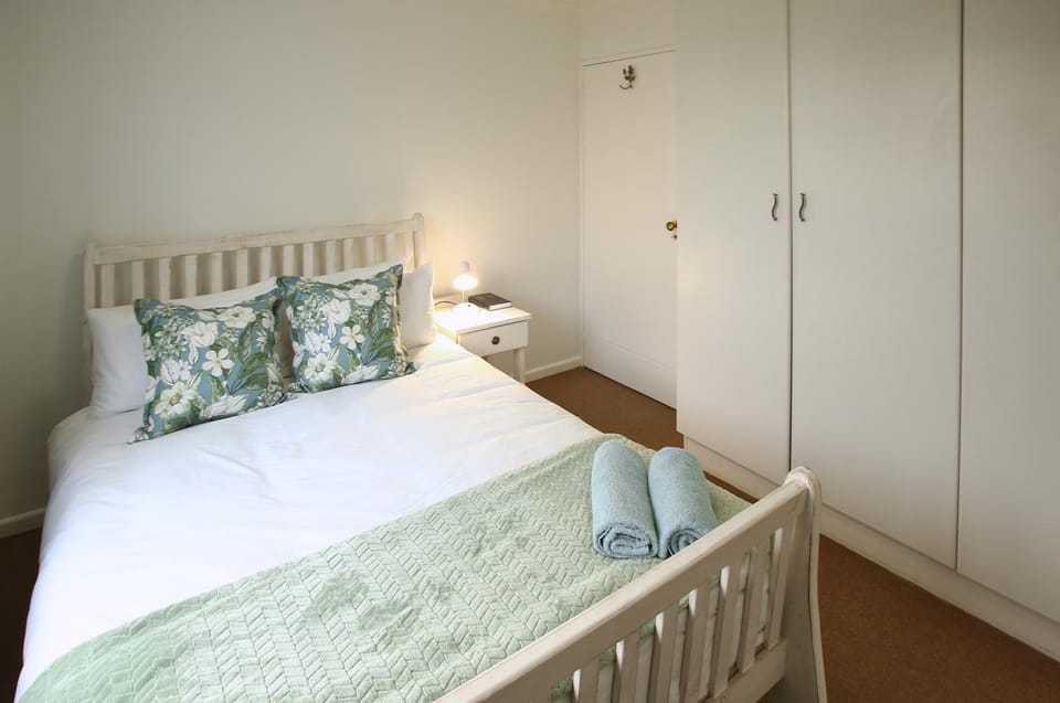 Bed, Bedroom, towels, wardrobe