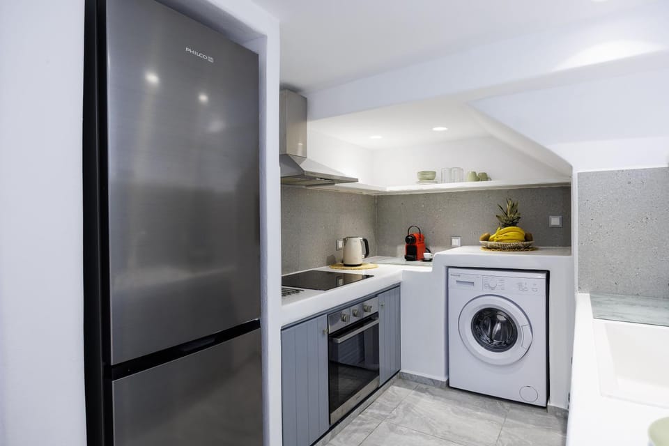 Coffee/tea facilities, oven, kitchen
