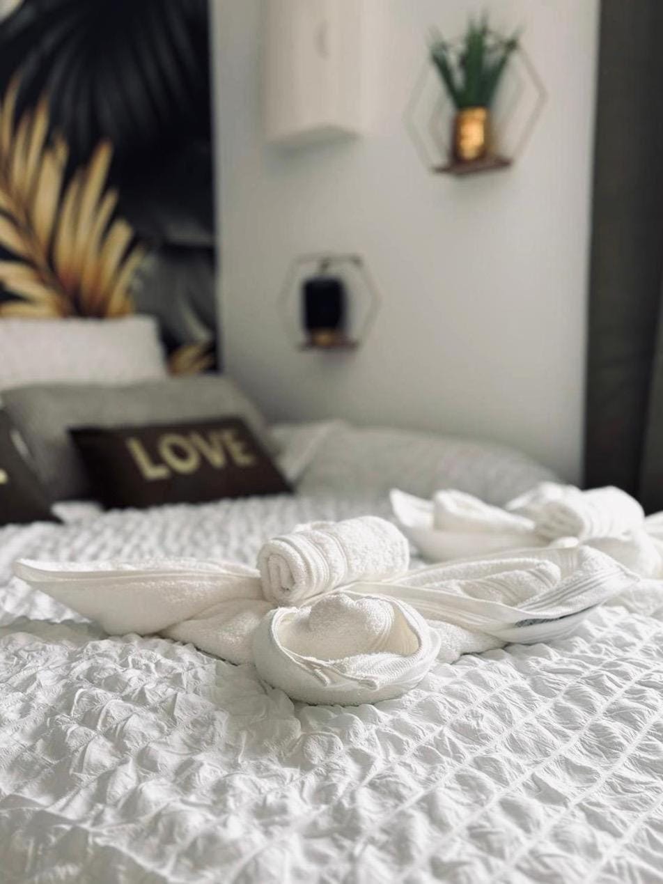 Bed, Decorative detail, towels