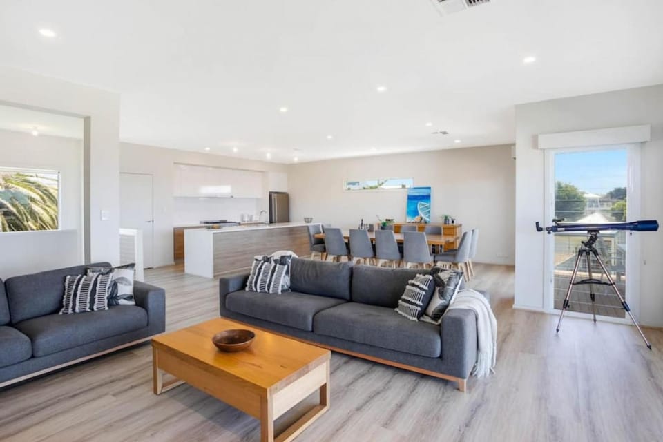 Cozy Beach House - Ocean Views House in Middleton