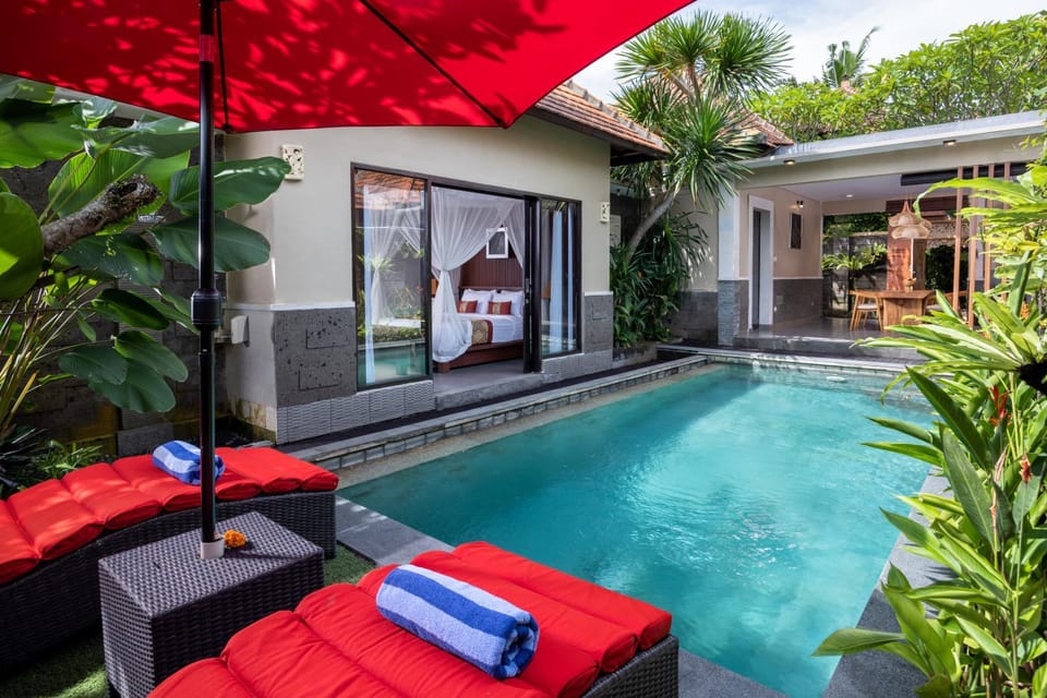 Property building, Patio, Day, Natural landscape, Garden, Dining area, Bedroom, Garden view, Pool view, Swimming pool, sunbed