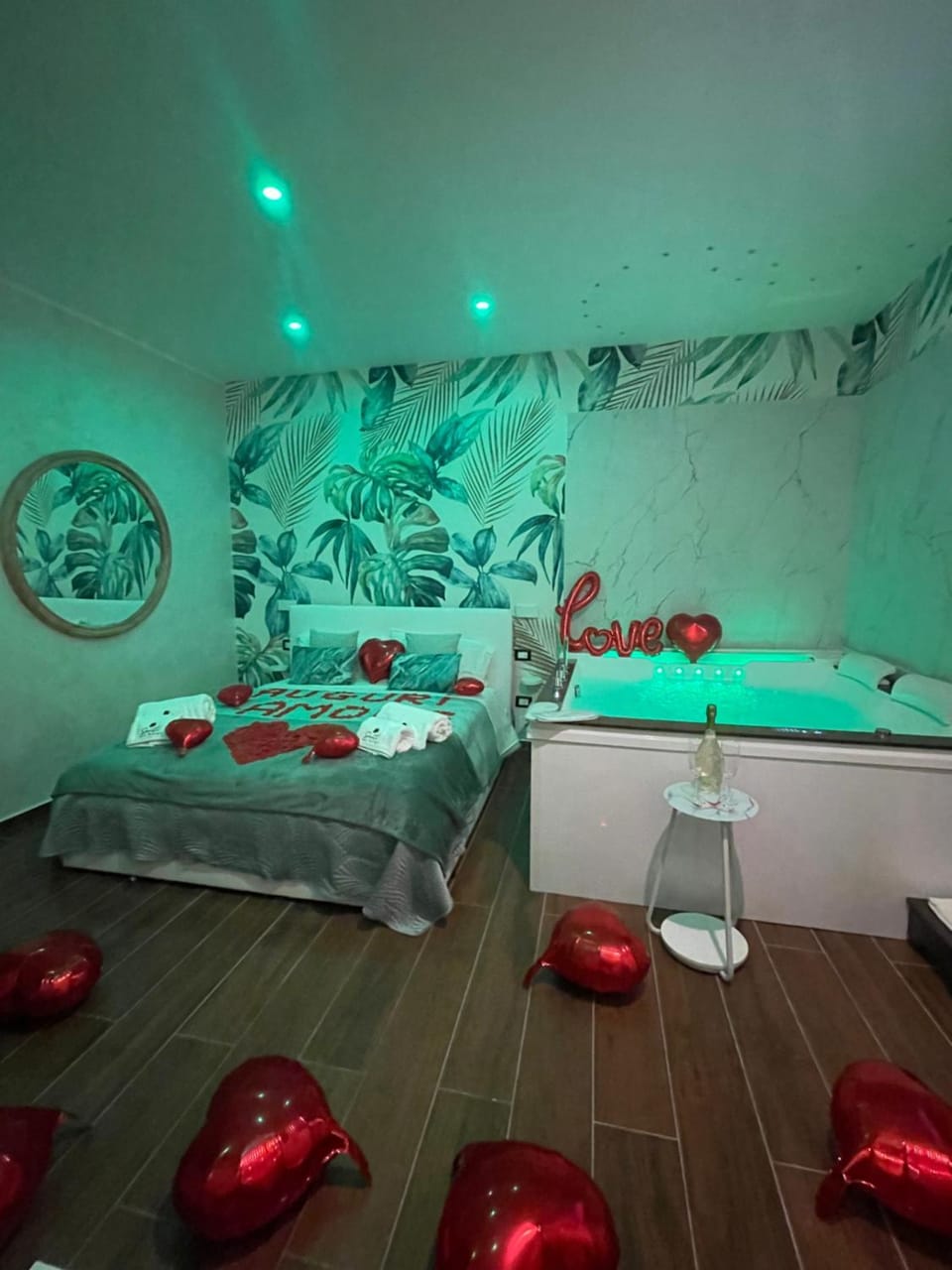 Hot Tub, Photo of the whole room, Bedroom