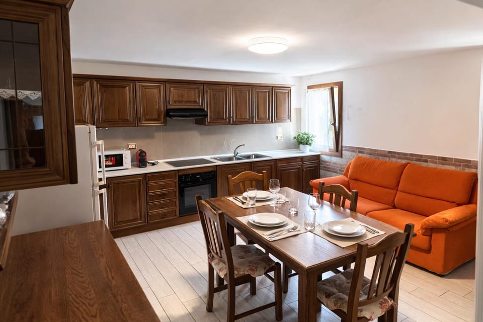 Kitchen or kitchenette, Dining area