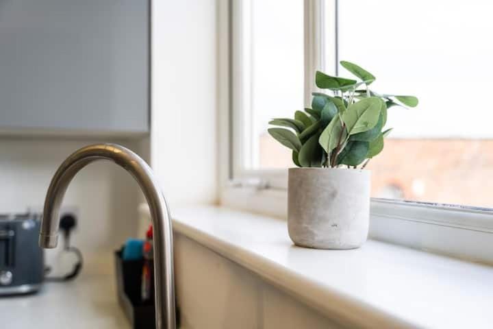 Modern 2 bedroom flat in Woolton Village Apartment in Liverpool