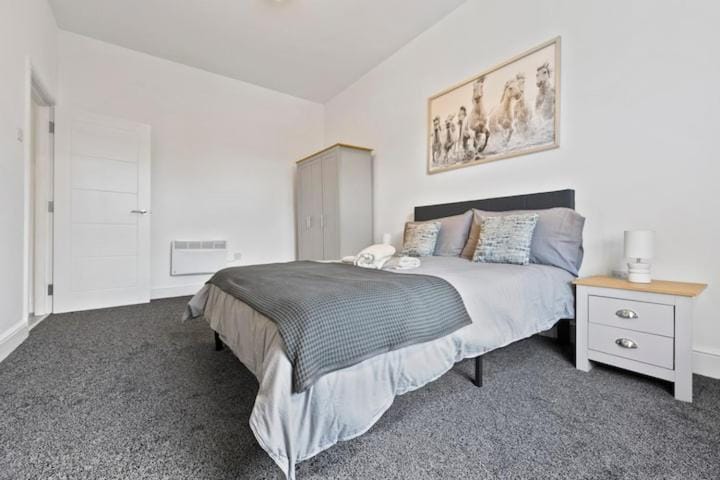 Modern 2 bedroom flat in Woolton Village Apartment in Liverpool