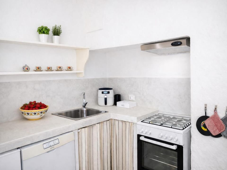 Coffee/tea facilities, Kitchen or kitchenette, stove