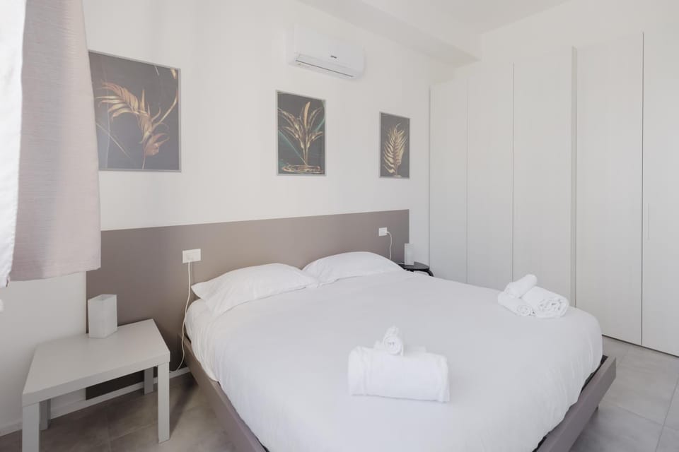 Bed, Bedroom, towels