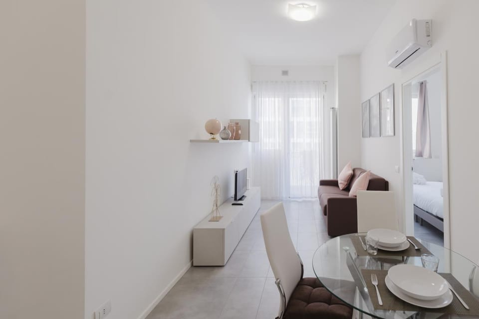 TV and multimedia, Living room, Seating area, Dining area, air conditioner