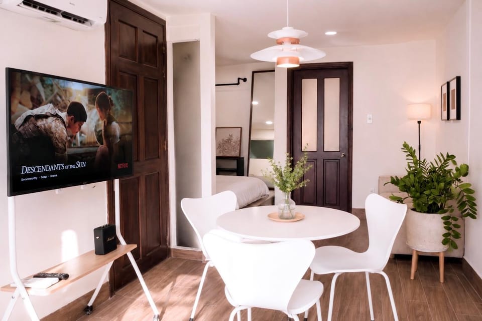 Property building, Communal lounge/ TV room, TV and multimedia, Kitchen or kitchenette, Photo of the whole room, Seating area, Dining area, Evening entertainment, fireplace, air conditioner