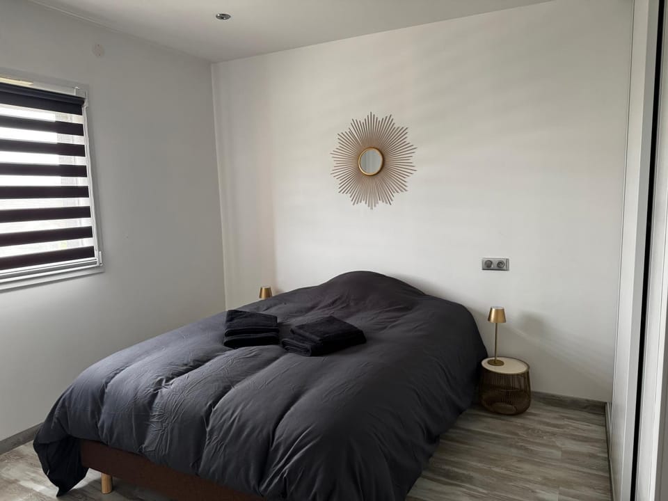 Bed, Photo of the whole room, Bedroom, storage