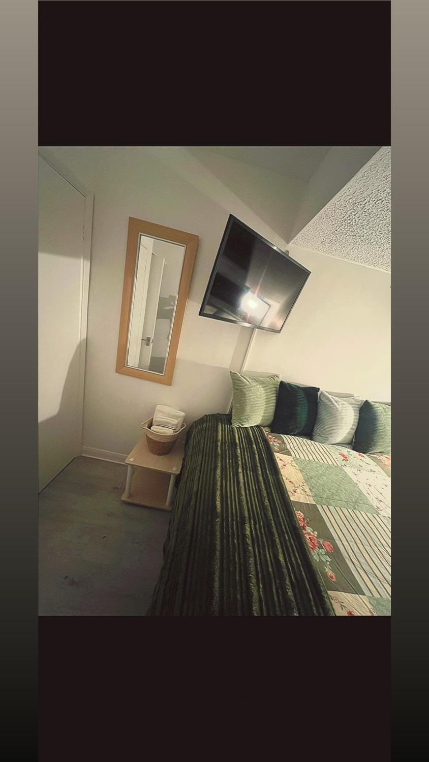 Bed, TV and multimedia, Bedroom