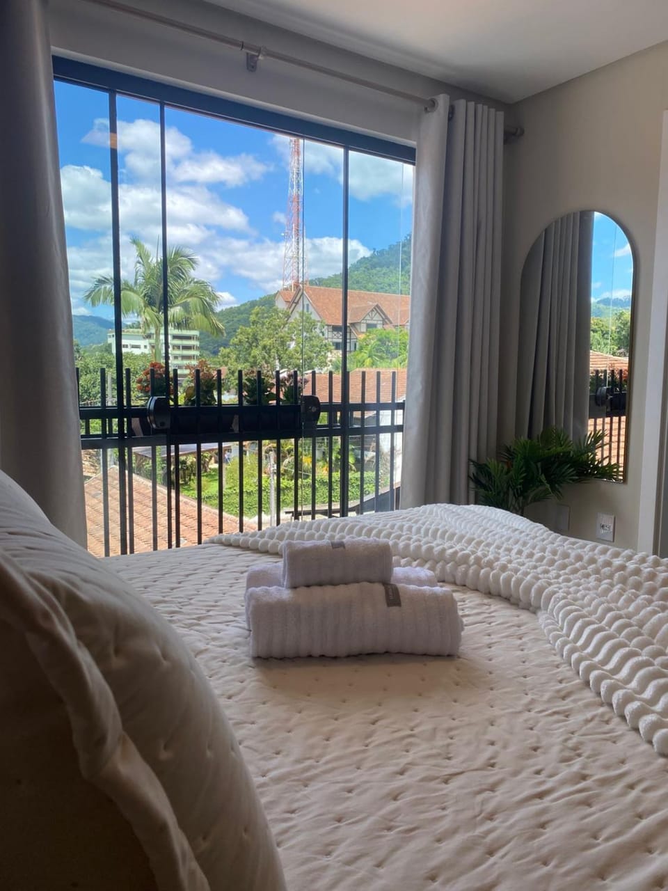 Photo of the whole room, Bedroom, Mountain view