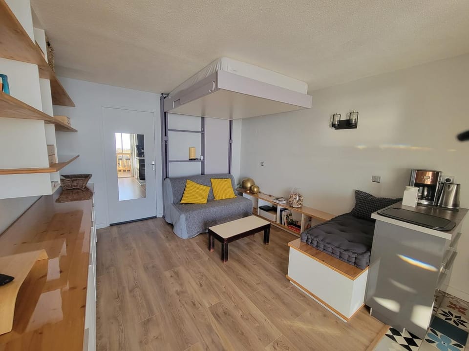 Bed, TV and multimedia, Coffee/tea facilities, Kitchen or kitchenette, Photo of the whole room, Seating area