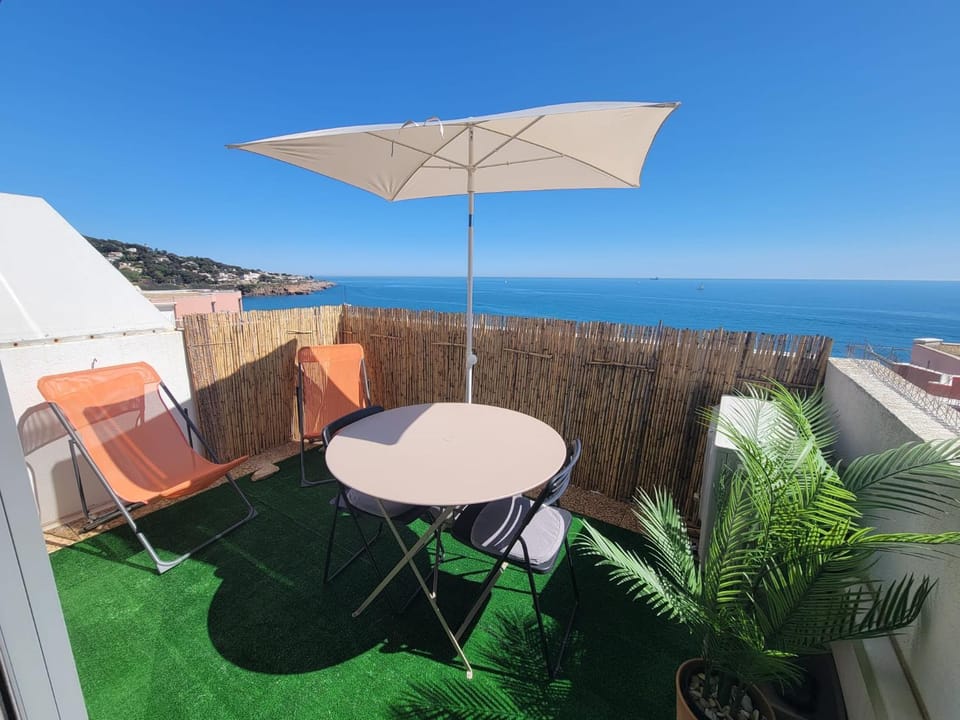Patio, Day, Natural landscape, View (from property/room), Balcony/Terrace, Dining area, Sea view, sunbed