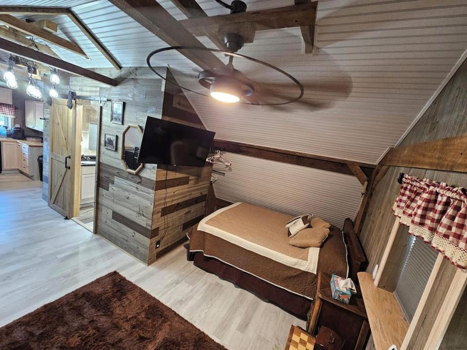 Cozy studio 1-bed country apartment cabin condo in Oak Harbor with AC Cabin in Lake Erie