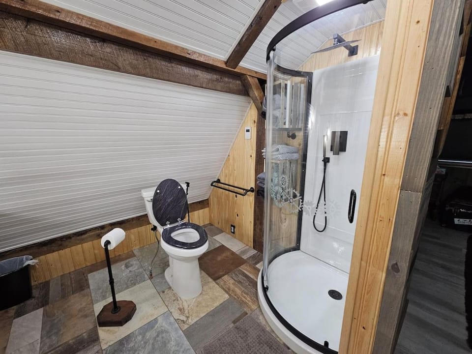 Cozy studio 1-bed country apartment cabin condo in Oak Harbor with AC Cabin in Lake Erie
