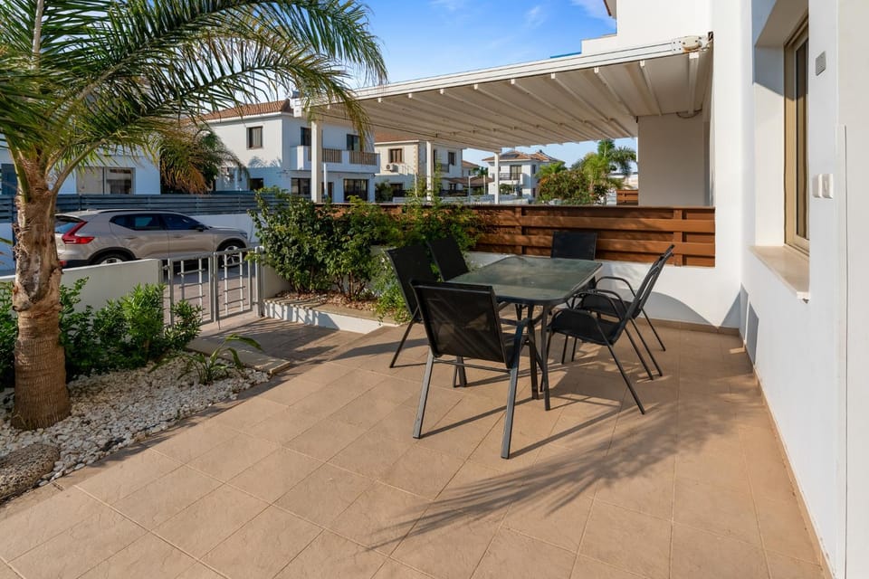 Property building, Patio, Day, View (from property/room), Balcony/Terrace, Dining area, Parking