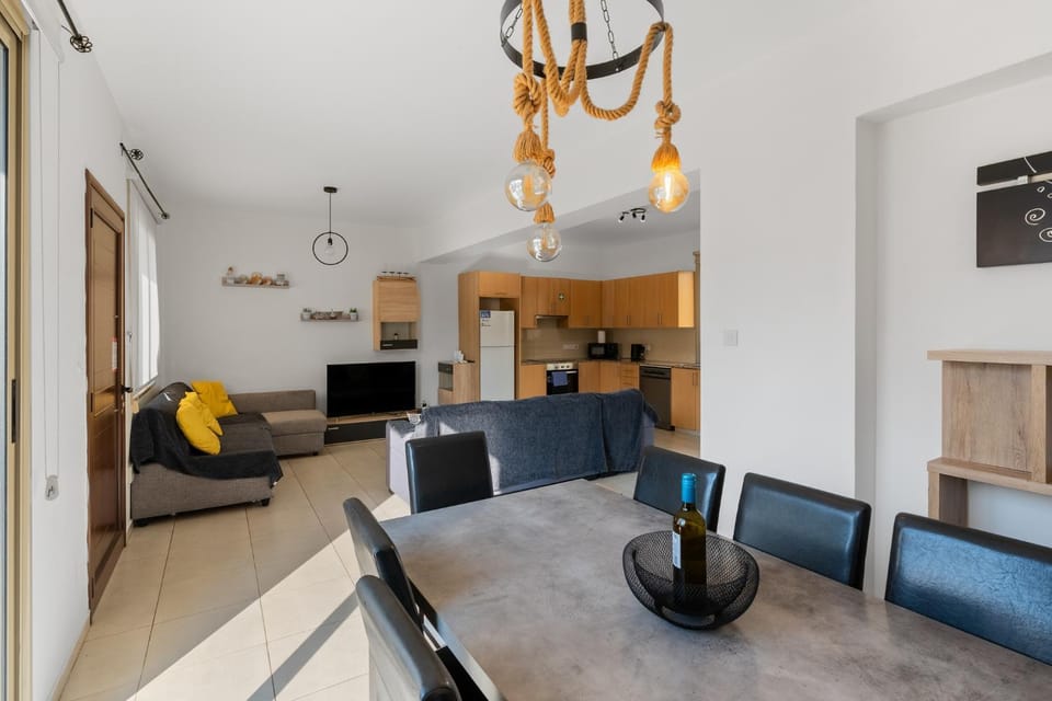 Communal lounge/ TV room, TV and multimedia, Kitchen or kitchenette, Living room, Seating area, Evening entertainment