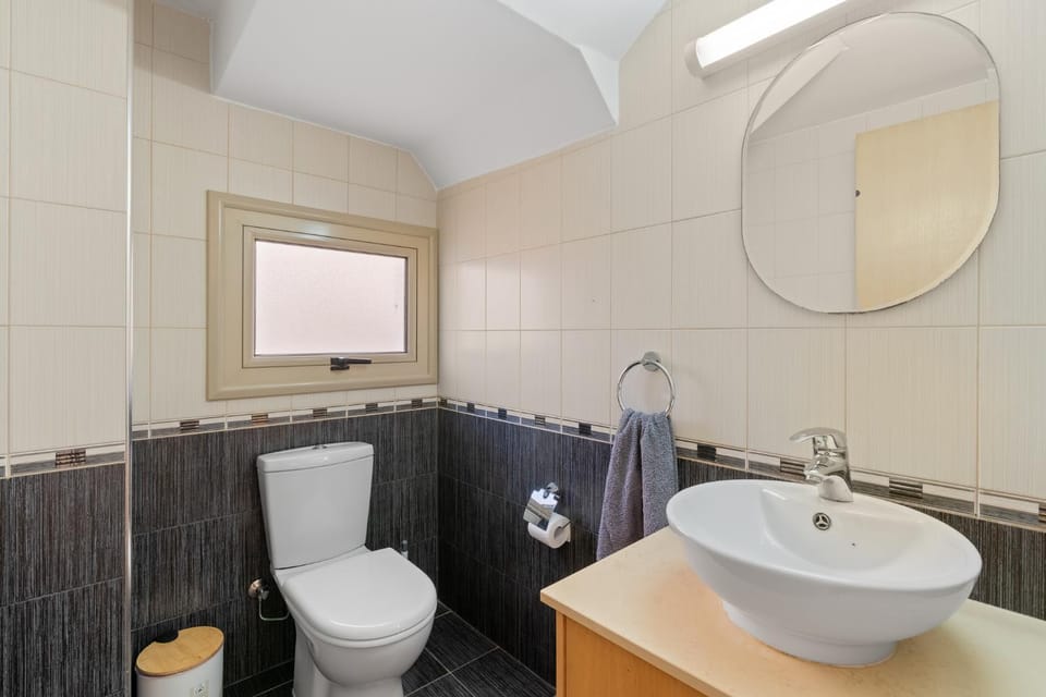 Shower, Toilet, Bathroom, bidet, towels