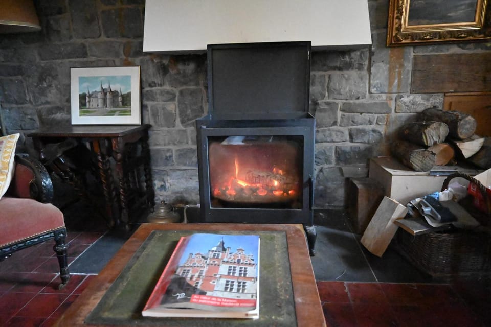 Gîte du Château de Spontin - 8 chaussée de Dinant - 5530 Spontin Bed and Breakfast in Wallonia, Belgium