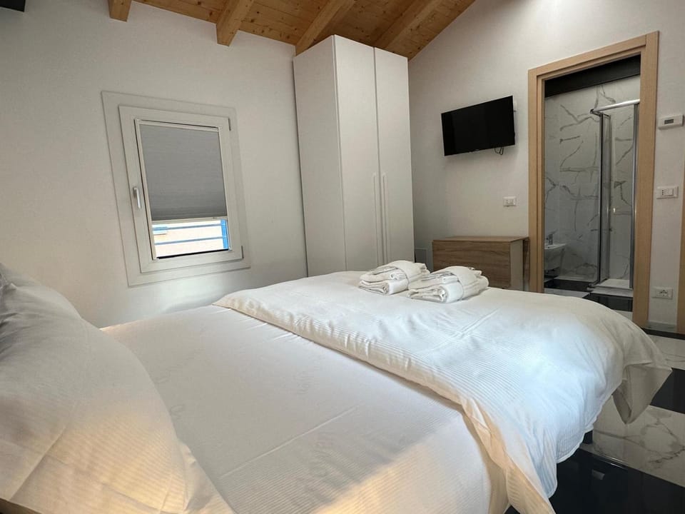 Bed, Bathroom, TV and multimedia, Photo of the whole room, Bedroom, towels