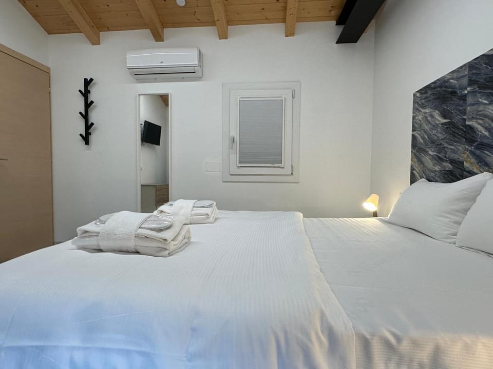 Bed, Photo of the whole room, Bedroom, towels, air conditioner
