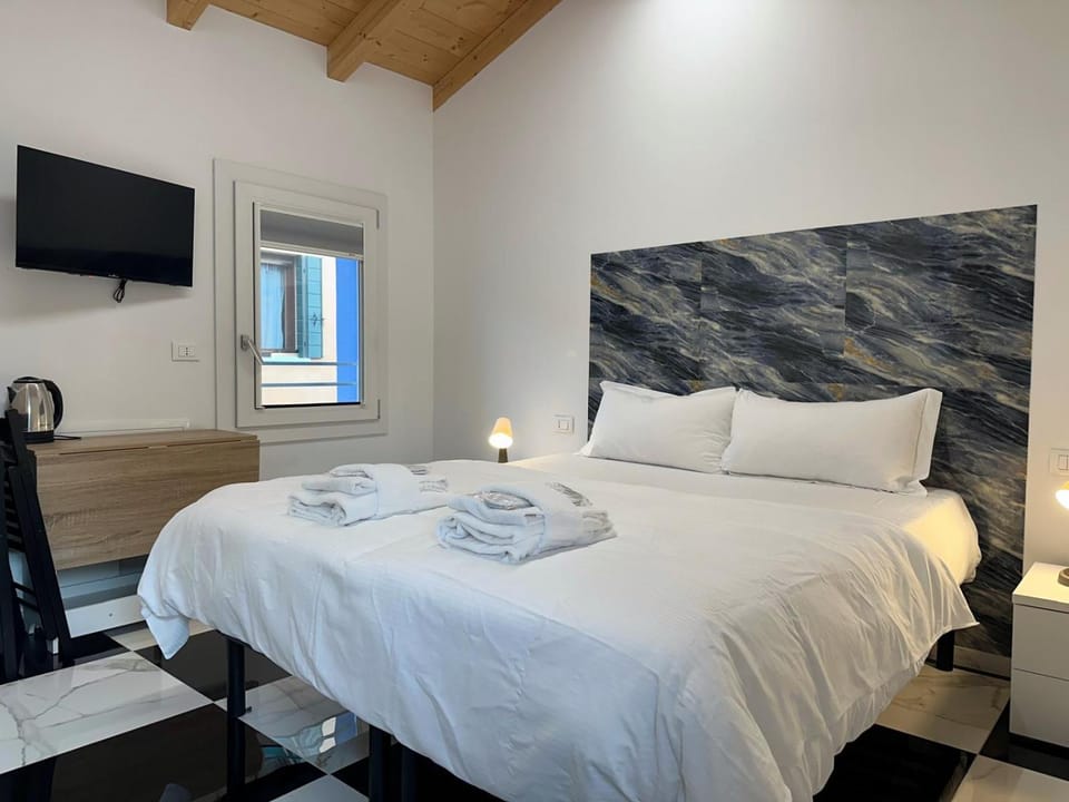 Bed, TV and multimedia, Photo of the whole room, Bedroom, towels