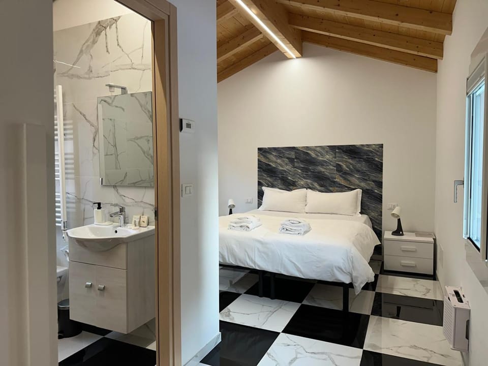 Bed, Bathroom, Bedroom, towels