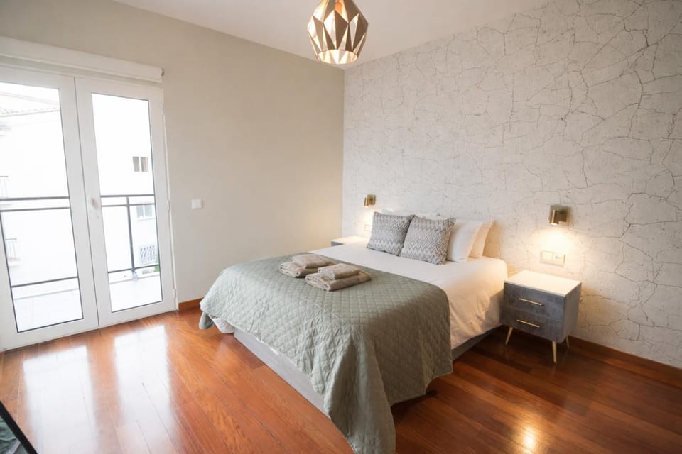 Photo of the whole room, Bedroom, towels