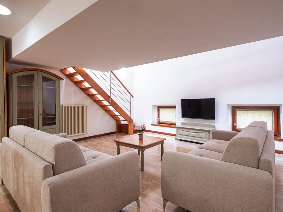 Bed, TV and multimedia, Living room, Seating area, Bedroom, hair dryier, internet, towels