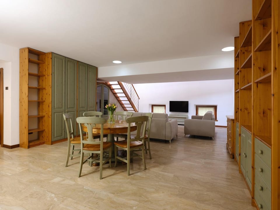 TV and multimedia, Living room, Seating area, Dining area