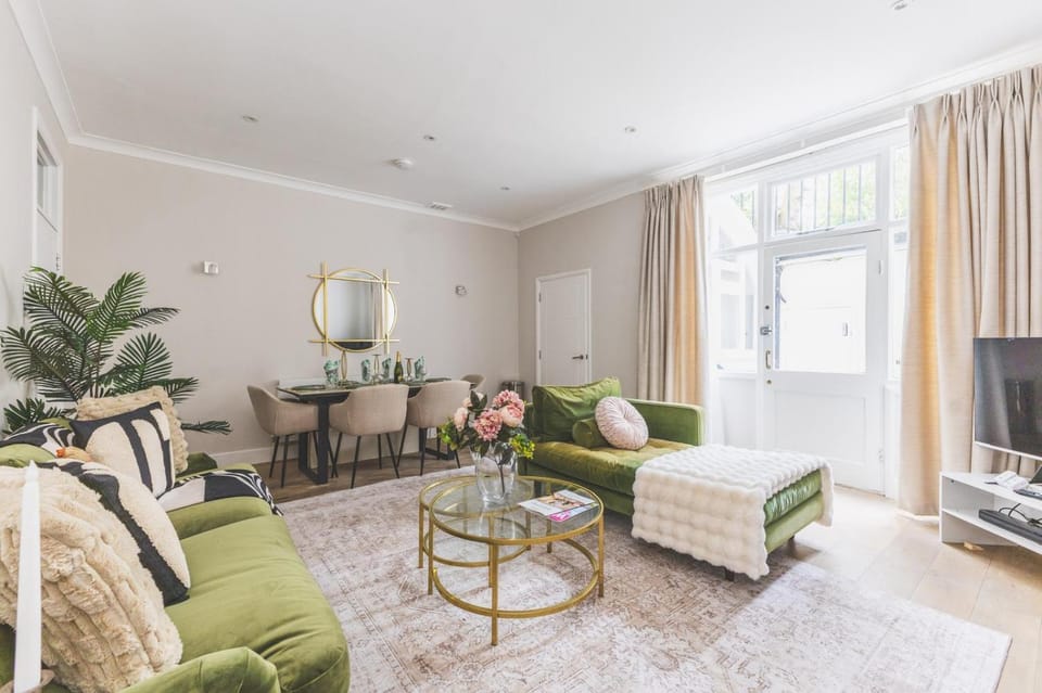Communal lounge/ TV room, TV and multimedia, Living room, Seating area, Evening entertainment