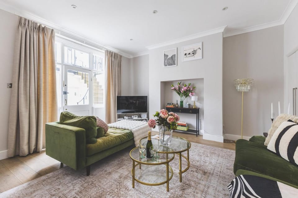 Communal lounge/ TV room, TV and multimedia, Living room, Seating area, Evening entertainment